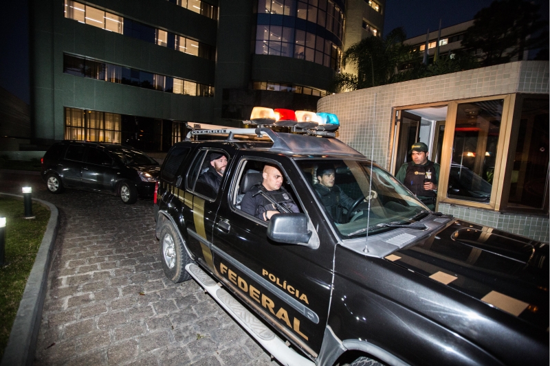 Movimentação de policiais na frente da sede da Justiça Federal em Curitiba | Brunno Covello/Gazeta do Povo