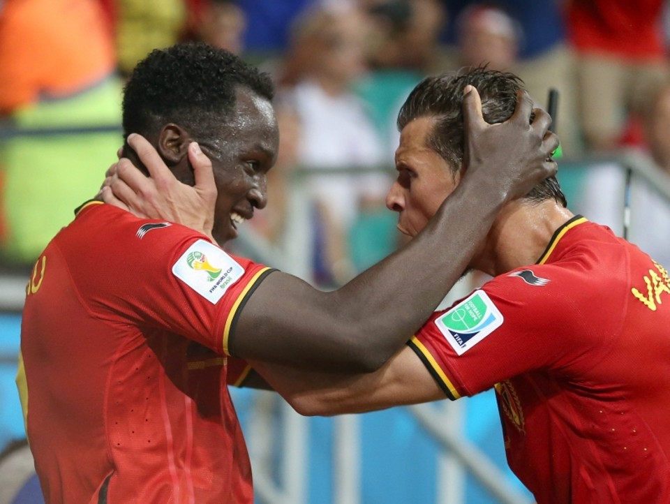Romelu Lukaku e Daniel van Buyten celebram vantagem sobre a seleção dos Estados Unidos durante prorrogação | EFE/EPA/SRDJAN SUKI