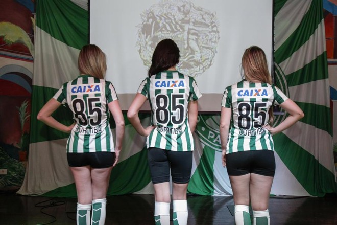 Modelos com a nova camisa do Coritiba |