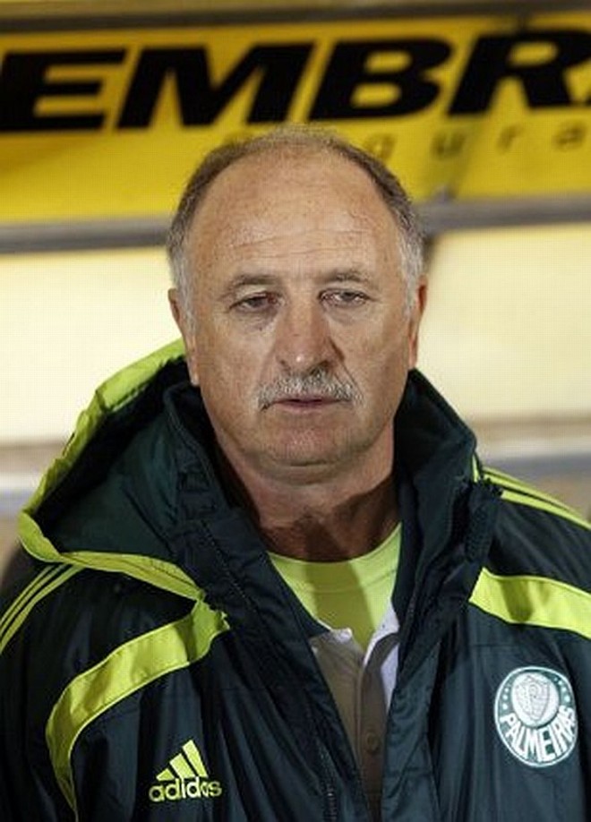2012  Pulando do barco:A última passagem pelo Palmeiras, em que tomou os 6 a 0 do Coritiba, terminou no ano seguinte. Após o título na Copa do Brasil sobre o Coritiba, vingando a goleada do ano anterior, o time seguiu mal e sem reagir no Brasileirão. Felipão acabou pedindo demissão ao admitir que o time não reagiria, tentando não ter o rebaixamento no currículo. | 