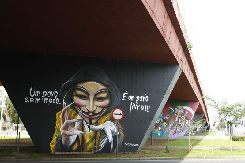 Grafites feitos nas pilastras do viaduto da Marechal Floriano sobre a Linha Verde são parte das ações selecionadas | Andre Rodrigues / Gazeta do Povo