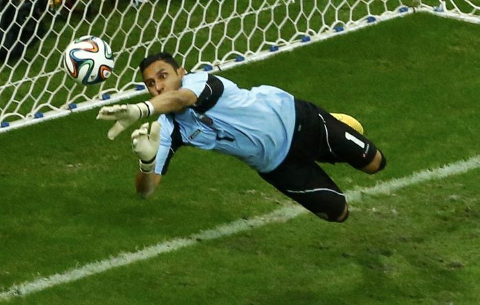 Navas faz defesa durante jogo contra a Holanda | REUTERS / Ruben Sprich
