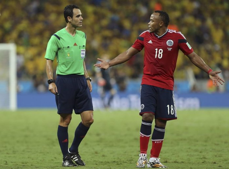 Nem o árbitro Carlos Velazquez, nem o lateral Zúñiga foram punidos pela Fifa pela lesão em Neymar | EFE