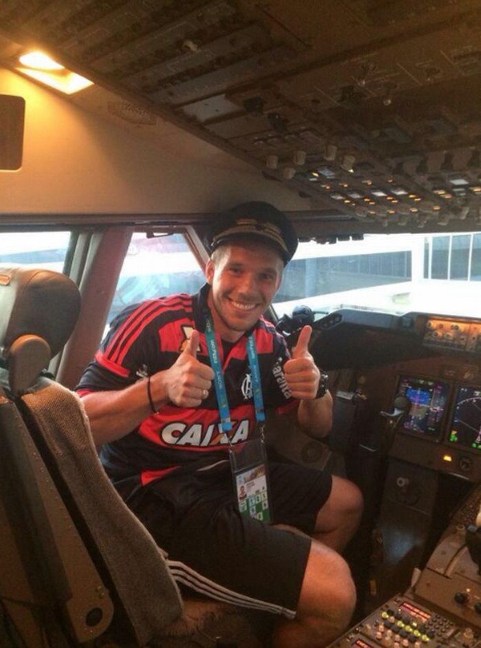 Podolki embarcou no avião dos campeões mundiais com a camisa do Flamengo | Reprodução Twitter