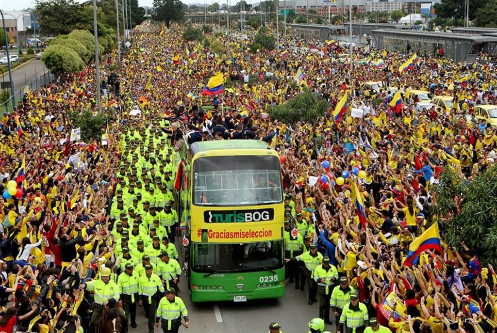 Torcedores tomaram conta das ruas de Bogotá para receber a seleção da Colômbia no retorno da Copa