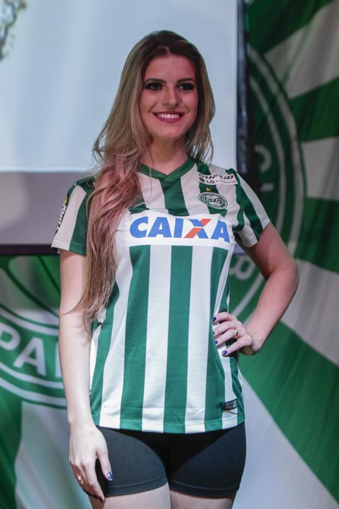 Modelo com a nova camisa do Coritiba |
