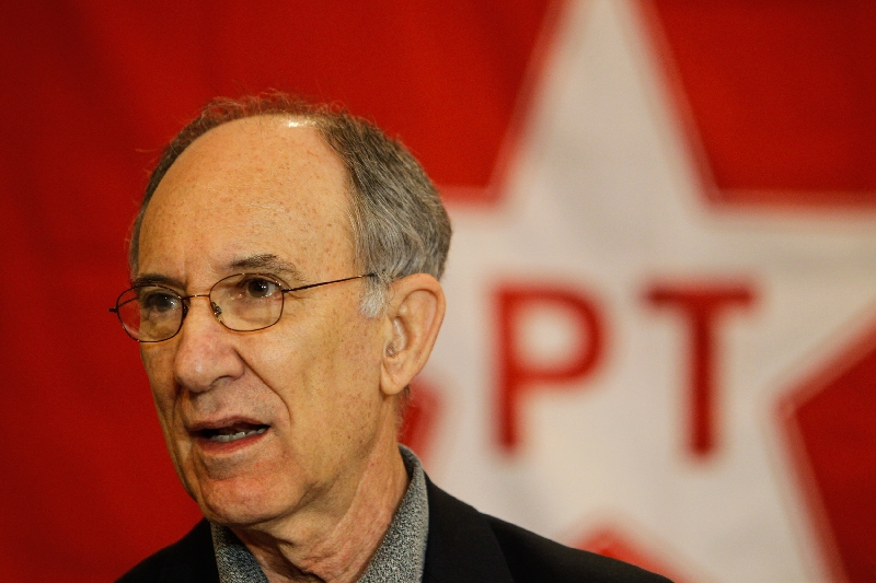 Presidente do PT, Rui Falcão, disse que as desculpas do banco Santander não são suficientes | Brunno Covello / Gazeta do Povo