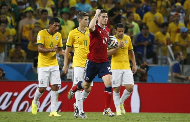 James, capitão da Colômbia, celebra marcação de gol em cobrança de pênalti |
