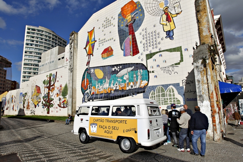 Os postos volantes emitiram 245 cartões-transporte ontem, segundo a prefeitura | Antônio More/ Gazeta do Povo