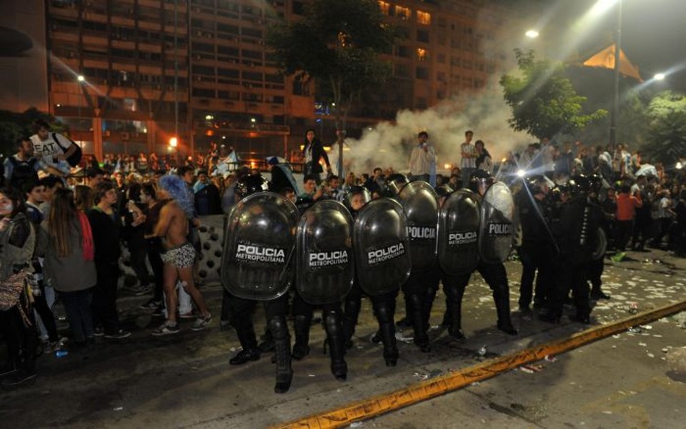 Protestos em Buenos Aires após a derrota da Argentina para a Alemanha deixou 120 pessoas presas e 70 feridas | EFE / Enrique García Medina