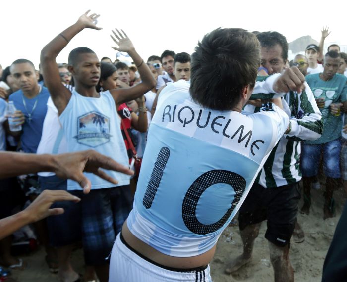 Argentino briga com brasileiro na decisão da Copa na areia de Copacabana | Reuters