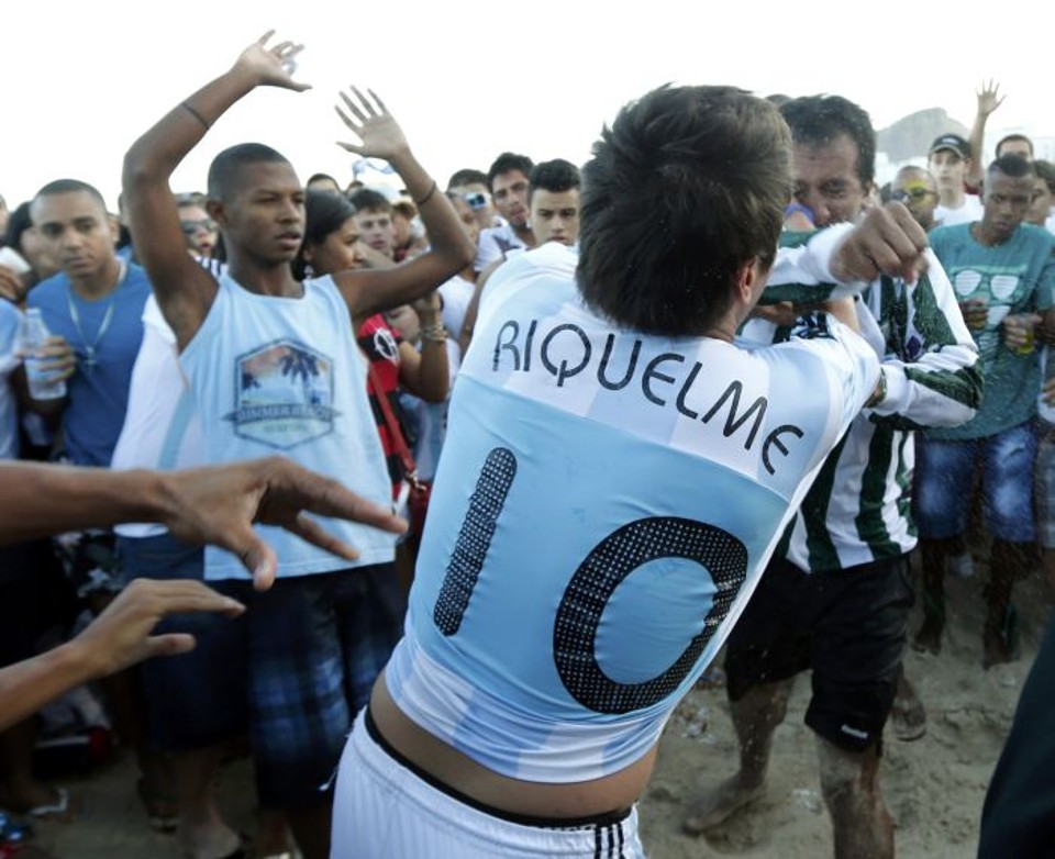 Argentino briga com brasileiro na decisão da Copa na areia de Copacabana | Reuters