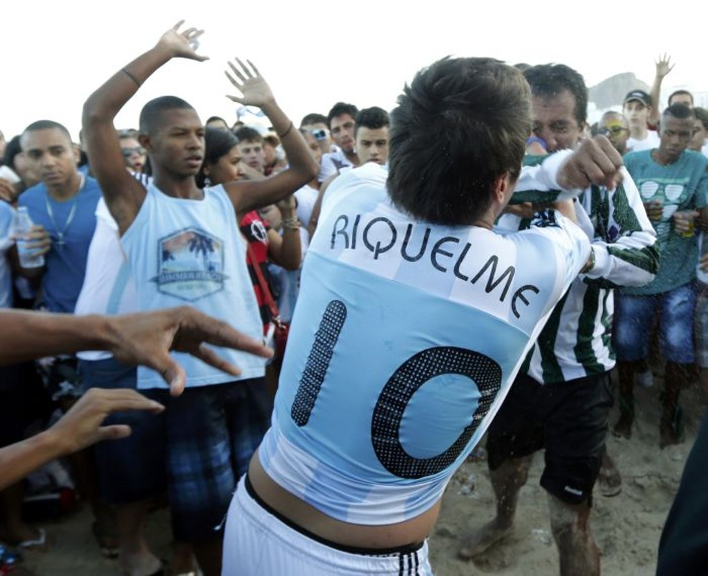 Argentino briga com brasileiro na decisão da Copa na areia de Copacabana