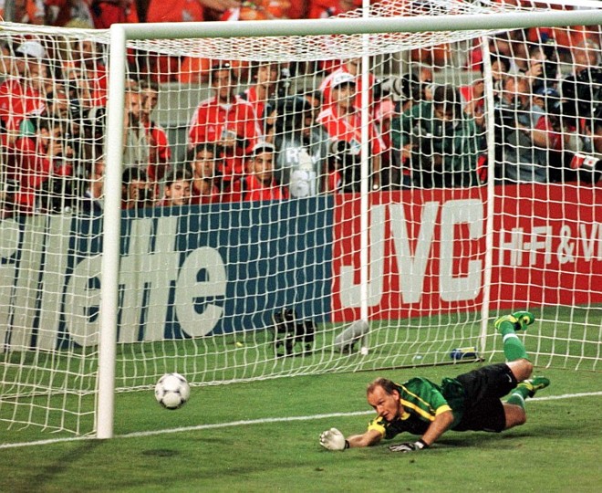 1998: Brasil 1 x 1 Holanda - 0 a 0 na prorrogação e 4 a 2 nos pênaltis.Valendo vaga na final, Brasil e Holanda fizeram um duelo nervoso. O Brasil saiu na frente no primeiro minuto do segundo tempo com Ronaldo, mas tomou o empate com Kluivert aos 42 minutos, levando para a prorrogação, que seguiu empatada sempre ameaçada pelo gol de ouro e depois para os pênaltis. Na marca da cal brilhou o goleiro Taffarel, que defendeu as cobranças de Cocu e Ronald de Boer, garantindo o Brasil na decisão, onde viria a perder para a França. | 