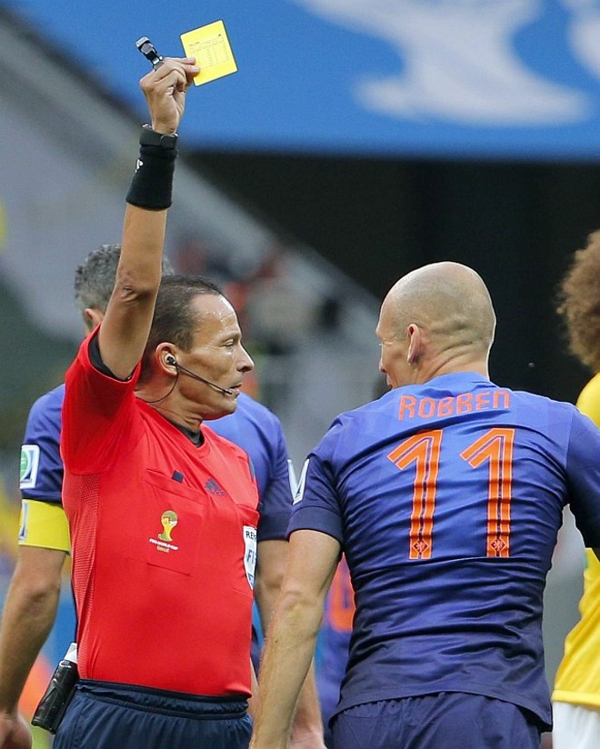 Robben recebe cartão amarelo. Jogo teve faltas mais duras do que vinha acontecendo no Mundial |