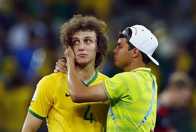Thiago Silva consola o jogador David Luiz após derrota | 