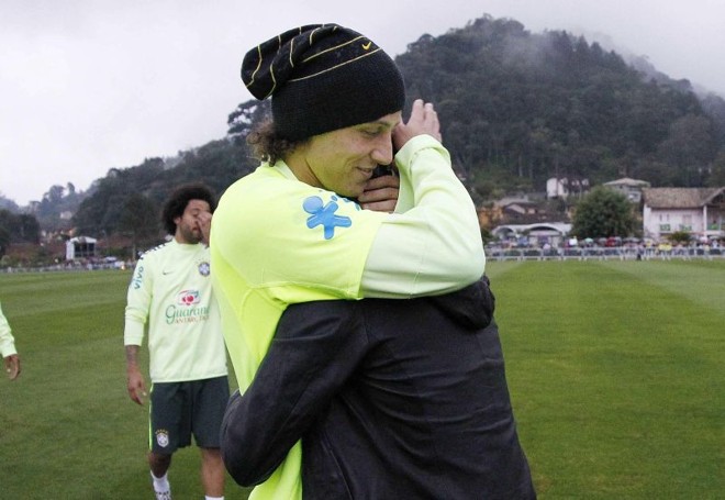 O zagueiro David Luís abraça o craque |