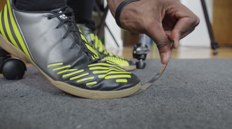 A tela do iPhone 6 mostrada no vídeo tem 4,7 polegadas, maior do que o padrão atual do iPhone, de 4 polegadas | Reprodução/YouTube.