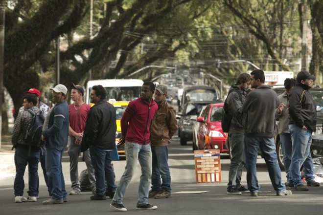 Empresários de empresas prestadoras de serviços bloqueiam a Avenida Getúlio Vargas, em frente à Arena da Baixada | 