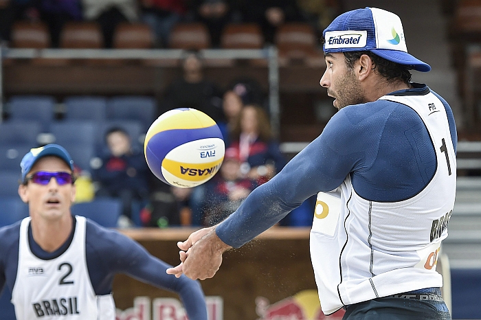 Pedro Solberg (à esq.) com Emanuel Rego, em 12 de julho, na segunda rodada do Beachvolley WorldTour, na Suíça. | EFE-EPA-PETERSCHNEIDER