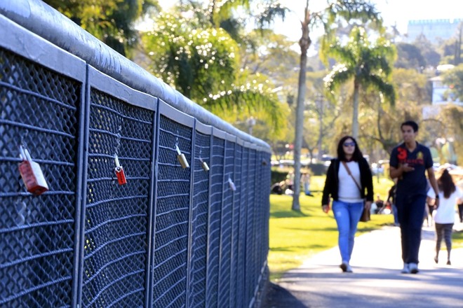 Apaixonados acreditam que colocação de cadeado é um pacto