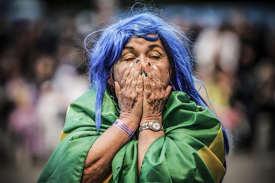 Mais um tropeço da seleção frustra público da Fan Fest Torcedora sofre com mais um jogo ruim da seleção brasileira | Daniel Castellano / Gazeta do Povo
