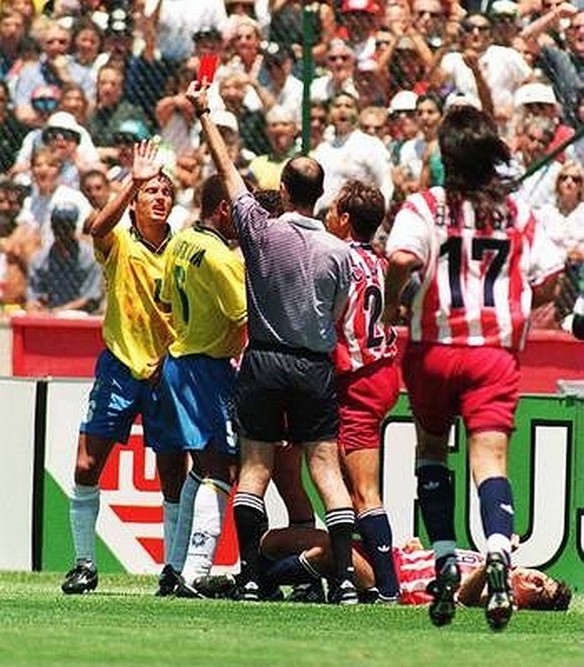 Tab Ramos-1994:Durante o nervoso jogo entre Brasil e Estados Unidos pelas oitavas de final, o meia-campista uruguaio naturalizado norte-americano Tab Ramos acabou levando uma cotovelada no rosto do lateral-esquerdo brasileiro Leonardo. Ramos sofreu fratura na face com afundamento. O jogador brasileiro expulso pelo árbitro e punido com cinco jogos, três cumpridos na Copa e dois na Copa América de 1995. | 