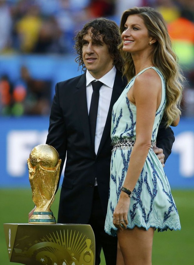 O ex-zagueiro espanhol Puyol e a modelo brasileira Gisele Bündchen levaram a taça ao campo na decisão entre Alemanha e Argentina no Maracanã | 