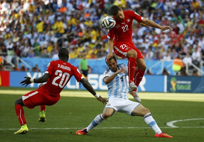 A seleção suíça enfrenta a Argentina durante a prorrogação |