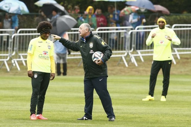 Felipão orienta Willian no último treino da seleção na Copa | 