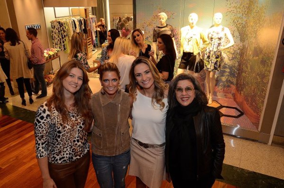 A diretora de comunicação da Fillity, Cristina Dabbur (à esq.), a blogueira Helena Bordon (de marrom), Maria Francisca Accioly e a diretora de estilo Esperança Dabbur, no coquetel de inauguração da segunda loja da marca feminina em Curitiba, ontem, no Park ShoppingBarigüi | Kraw Penas