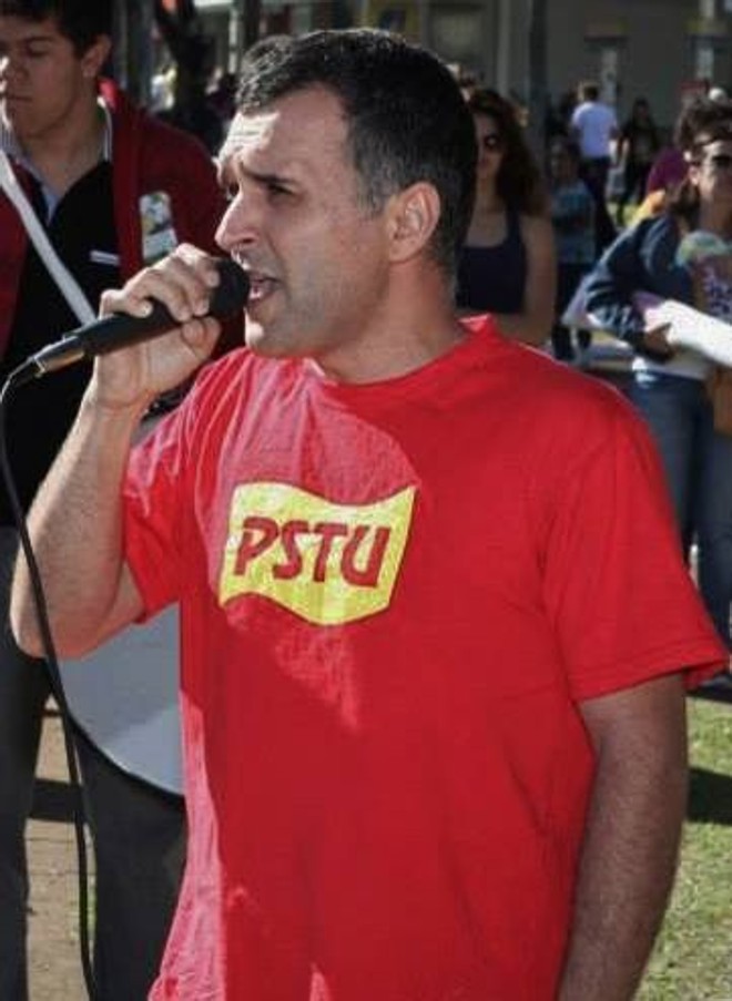 Castagna Nome completo: Evandro José Castagna Naturalidade: Verê (PR) Formação: História (Unioeste) Partido: PSTU Biografia: Castagna tem 38 anos e trabalha como educador social em Cascavel. Iniciou militância no movimento estudantil e foi contra a privatização da Copel, da Sanepar e do Banestado no fim dos anos 90. Participa do movimento pelo Passe Livre, greves e manifestações de trabalhadores. | 