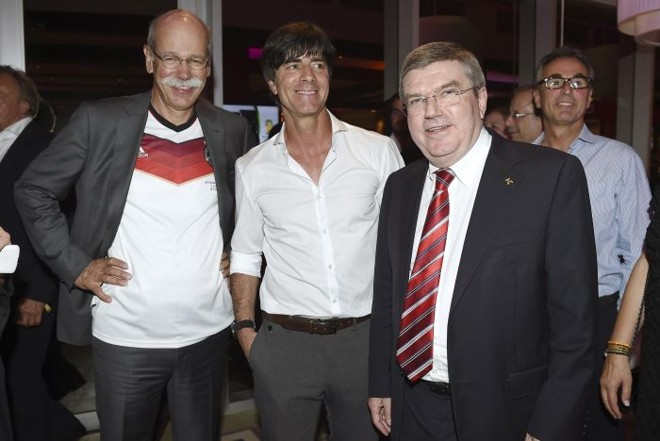 O chefe da delegação alemã Dieter Zetsche com o técnico Joachim Löw e o presidente do Comitê Olímpico Internacional, o também alemão Thomas Bach | 