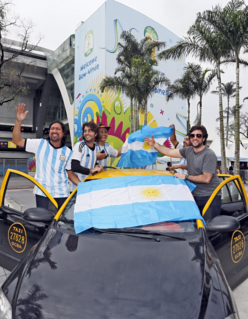 Aposta certeira Argentinos enfrentaram 46 horas de viagem num táxi até o Rio: tudo para ver o título mundial | Albari Rosa, enviado especial/ Gazeta do Povo