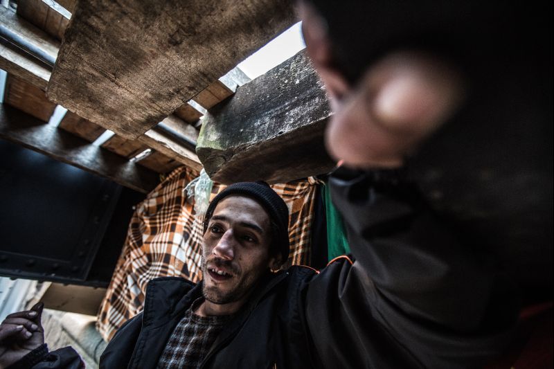 Claudemir pensa em buscar tratamento para se livrar do crack... | Fotos: Brunno Covello/ Gazeta do Povo