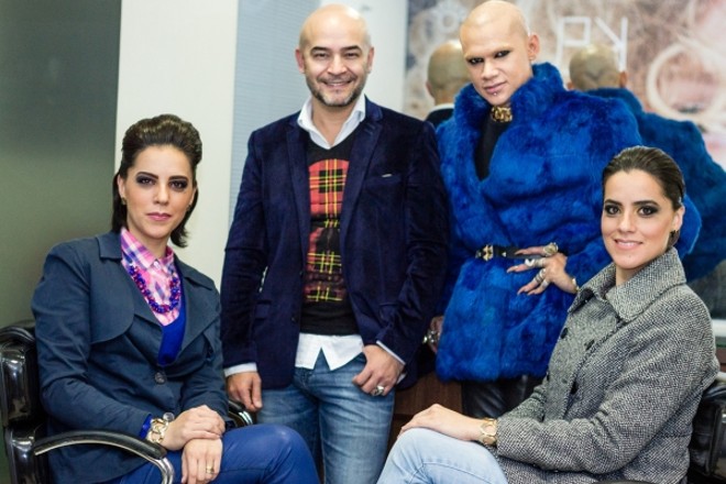 As empresárias gêmeas Francine Franceschi (à esq.) e Francesnei Reis foram as modelos do curso de maquiagem promovido pela Academia BLZ com Beto Bravo (de barba). Também na foto, o maquiador Riccardo Guerra |