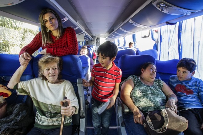 Após quatro dias de tratamento, Flora Crozzer tomou o ônibus de volta a Palmas, acompanhada da filha. Ela sonha se livrar do câncer para voltar a cantar. Vislumbra gravar um DVD no sítio em que mora com a família |