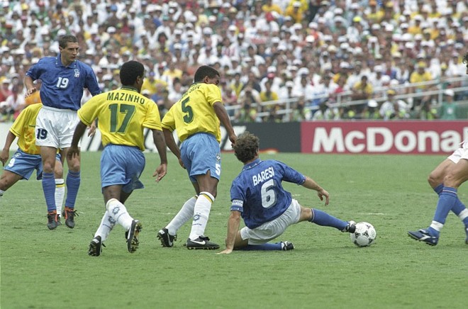 Baresi-1994:O líbero italiano sofreu uma lesão no joelho ainda na primeira fase, na segunda partida contra a Noruega. O defensor passou por uma artroscopia e voltou no sacrifício para a decisão contra o Brasil, em que suportou 120 minutos em campo, mas perdeu um dos pênaltis da decisão. | 