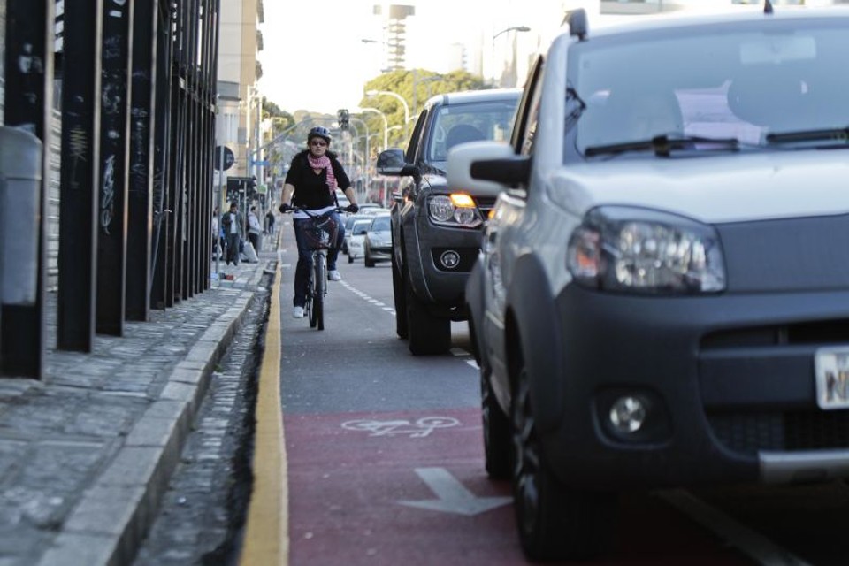 Faixa de circulação da bicicleta só pode ser invadida eventualmente, como em ultrapassagens | Daniel Castellano/Gazeta do Povo