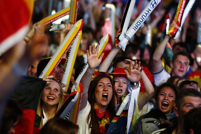 Torcedores alemães fazem festa após marcação de gols sobre a seleção brasileira |