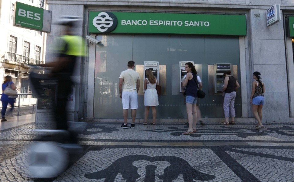 Governo e BC de Portugal tentam acalmar mercados Agência do BES em Lisboa: banco emprestou 2 bilhões de euros para grupo em crise | Rafael Marchante/Reuters