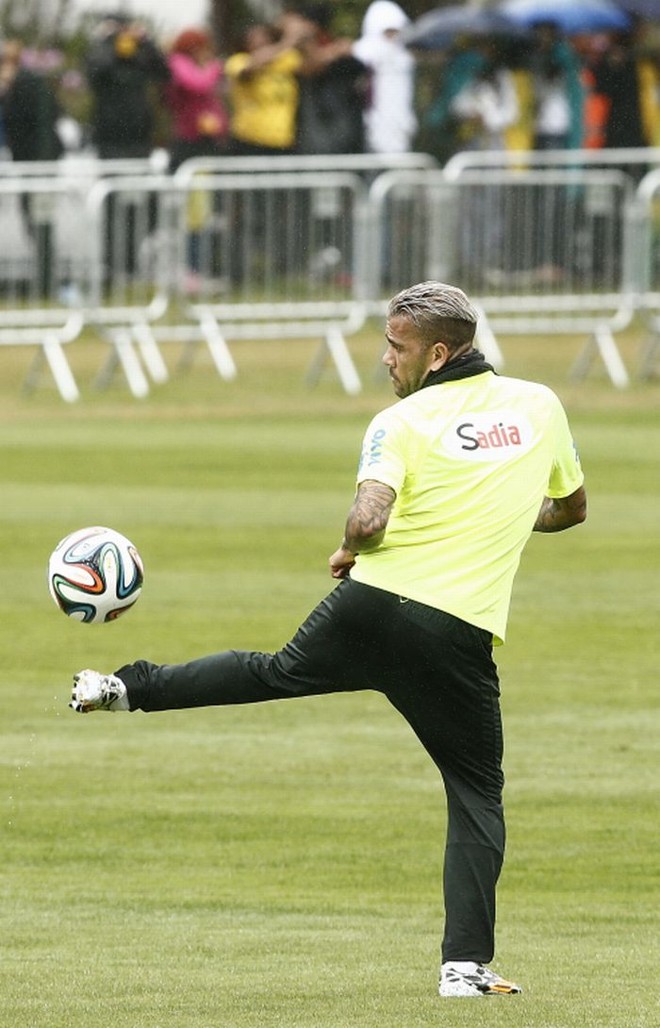 Daniel Alves no último treino da seleção na Granja Comary | 