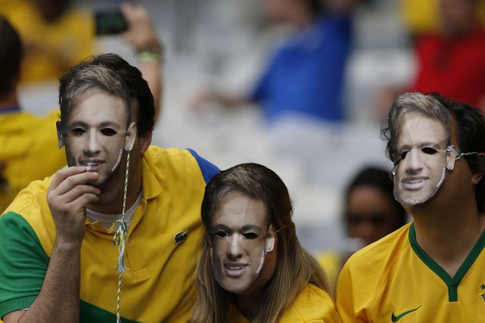 Para apoiar Neymar, 5 mil máscaras com o rosto do atacante foram distribuídos para a torcida no Mineirão | Albari Rosa/Gazeta do Povo