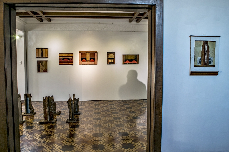 Trabalhos do artista usam madeira, cupins e jornal como matéria-prima | Marcelo Andrade/Gazeta do Povo