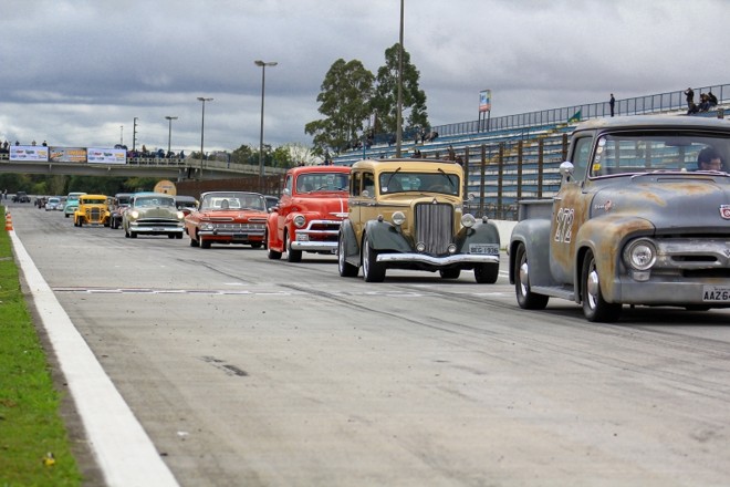 Exemplares do passado desfilam pela autódromo de Pinhais durante a edição 2013 | 