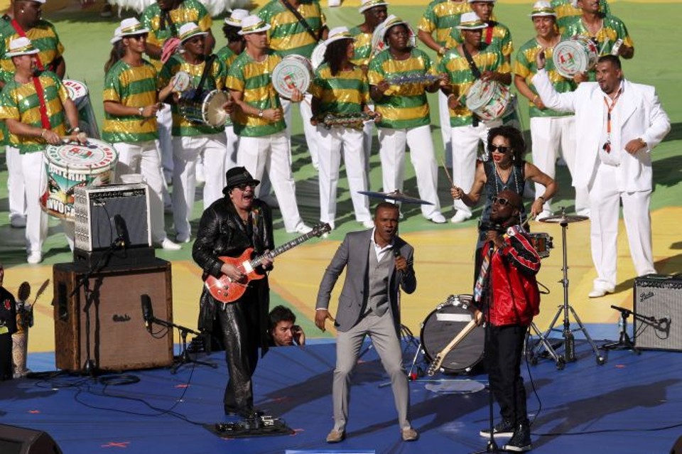 Santana, Alexandre Pires e Wyclef Jean cantam na cerimônia de encerramento da Cpoa | Reuters