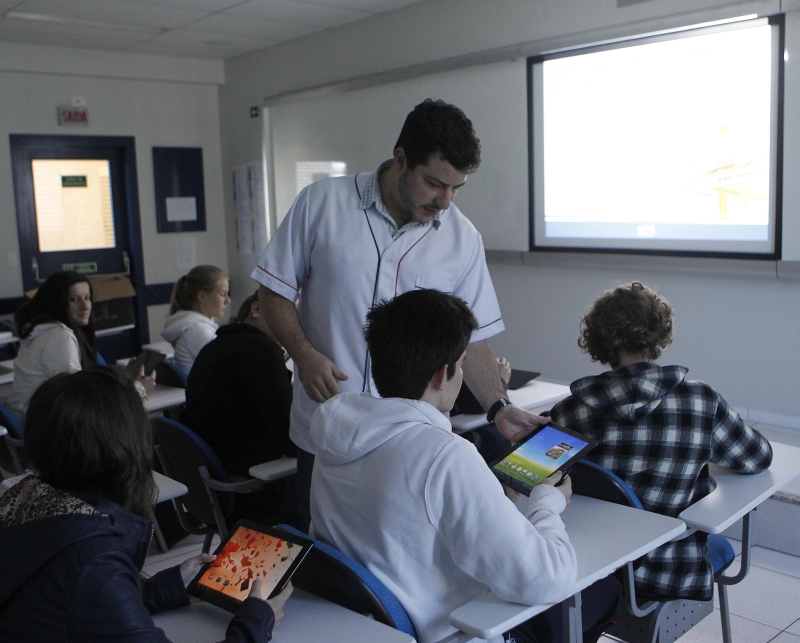 No Dom Bosco, alunos têm contato com tablets a partir do 6º ano do ensino fundamental | Jonathan Campos/Gazeta do Povo