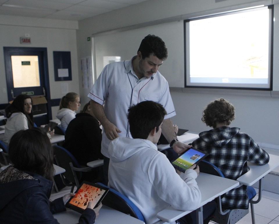 No Dom Bosco, alunos têm contato com tablets a partir do 6º ano do ensino fundamental | Jonathan Campos/Gazeta do Povo