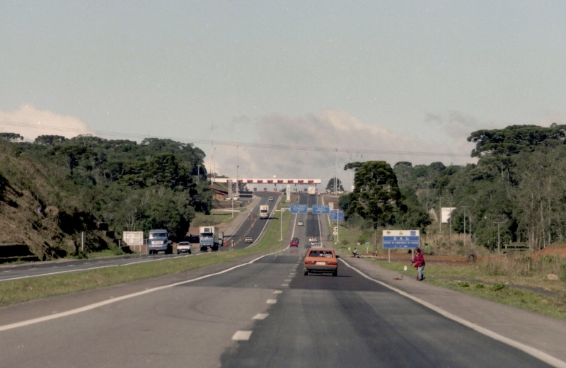 Em 1998, logo que o sistema paranaense de concessões começou a funcionar, a BR-277 estava em condições inadequadas | João Bruschz/Arquivo/ Gazeta do Povo