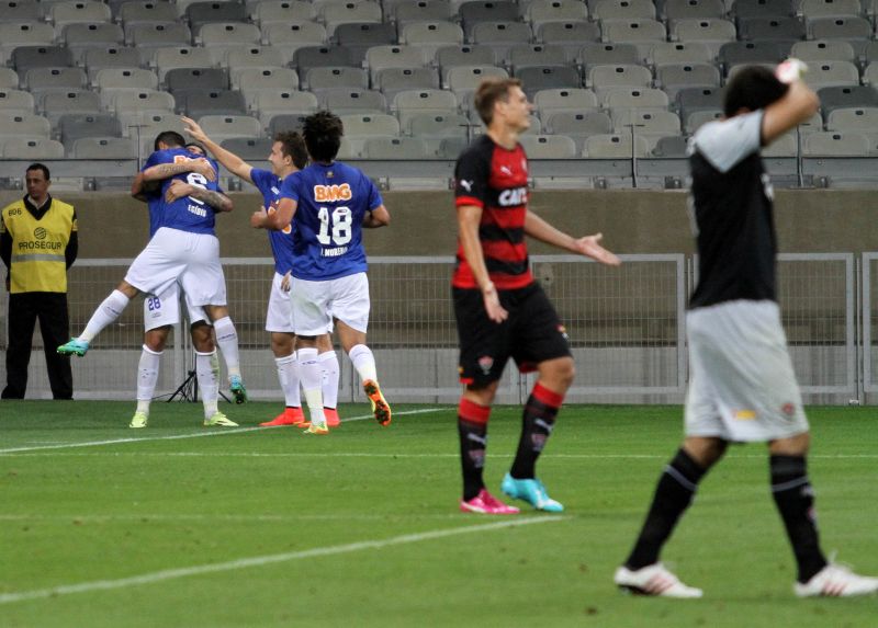 O Cruzeiro bateu o Vitória por 3 a 1, no primeiro jogo do Mineirão depois da Copa do Mundo | Folhapress